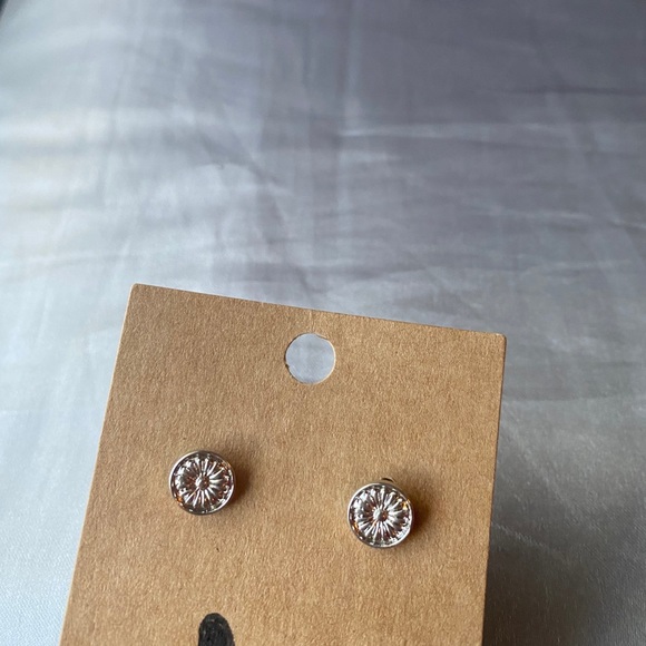silver stud earrings - Picture 1 of 1